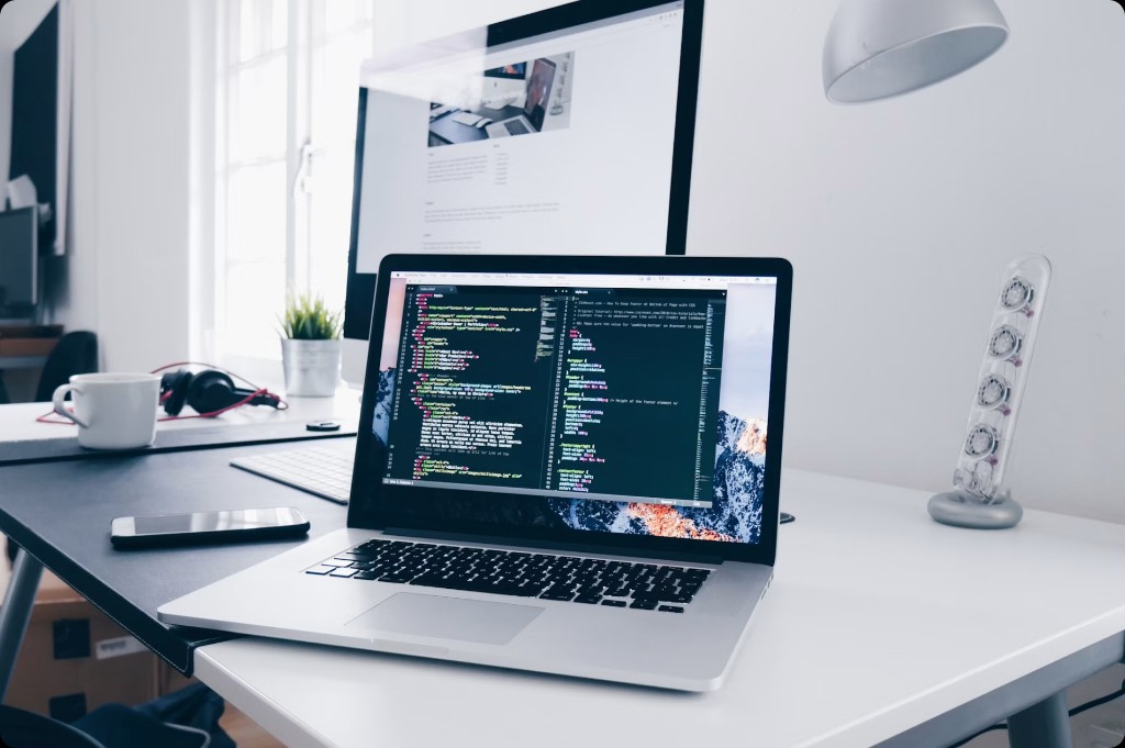 Modernes Arbeitsplatz-Setup mit Laptop und Monitor